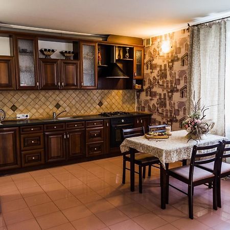 Golden Park Apartments Umanʼ Exterior foto